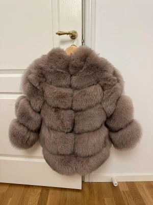 Pälsjacka, äkta päls - Väldigt bra skick som ny. Andvänd ett par gånger. Säljs pga färg, vill ha svart. Vid snabb affär kan pris diskuteras😊