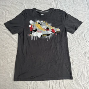 Nike t shirt  - Nike t shirt med tryck på bröstet, köpte från en vintage butik men knappt använt den själv.