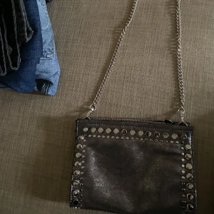 Zara väska  - Säljer min jätte cool zara väska eftersom den kommer inte till användning. Jag hade använt den i en vecka men dragkedjan är trög då behöver man sätta en löpare 💖 ny skick det enda fejlet är bara löparen 