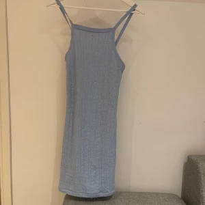 Zara Klänning - Zara Klänning som har en fantastiskt blå färg. Färgen är ljusblå och storleken är M. Nypris: 850kr.