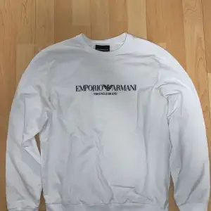 Emporio Armani The Eagle Brand Sweatshirt Storlek: S/Small Färg: Vit/White  Sail racing, peak performance, ralph lauren, hugo boss, versace, armani, gant, Calvin klein, Morris, kenzo