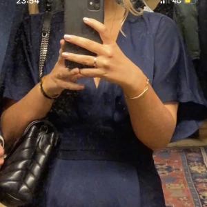 Mörkblå Långklänning - Säljer denna underbara klänning jag hade en gång på ett bröllop! Köpt från bubbleroom 3 år sedan. Dragkedja i ryggen, sitter så fint i både midja och armar. Den har en slits nedtill, som inte syns! Jag har sytt upp den så den passar mig i klackar. Är 165.