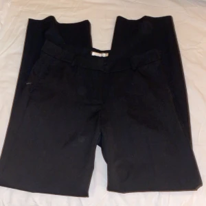 Kostymbyxor  - Säljer dessa as snygga lågmidjade kostymbyxor. Har flera par därför säljer jag. Ja är 160 och dom är lite långa. Aldrig använda, bara testade.