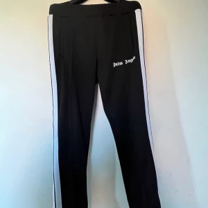 Palm angels track pants - Jag säljer min byxor då dom är för små😭 skick: 9,5 använda 5-6 gånger är som nya.