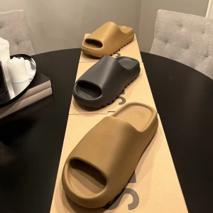 YEZZY SLIDES - YEZZY SLIDES || ONYX 43 || OCHERS 44,5 || Deadstock (Ny) || box och kvitto! Onyx = 1800kr Ochres = 1300kr