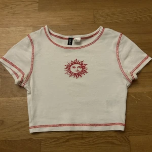 Vit och röd t-shirt  - Har bara använt ett få tal gånger. Säljer de för att den inte kommit till användning. Fråga om du vill ha fler bilder:)