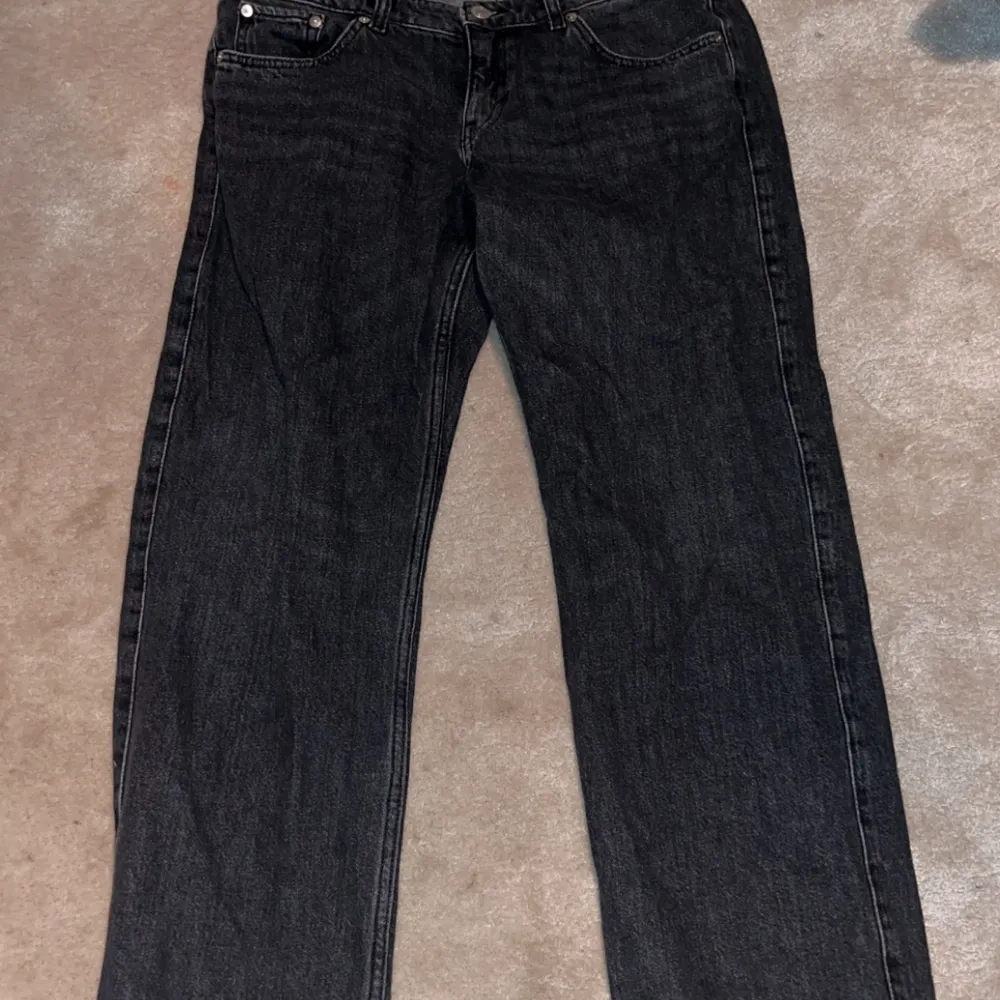 Weekday Svart/grå Arrow jeans o strl 29/30 använda endast fåtalet gånger . Jeans & Byxor.