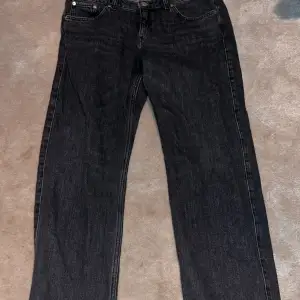 Weekday Svart/grå Arrow jeans o strl 29/30 använda endast fåtalet gånger 