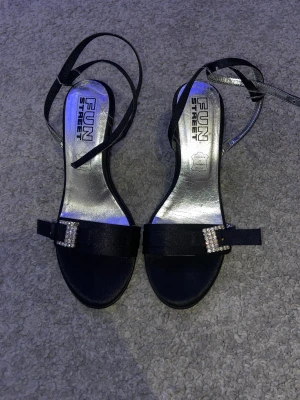 Rhinestones klackar 37 - Storlek 37 klackar med rhinestone/diamant detaljer. Aldrig använda men köpta på second hand därav kan dom se använda ut! 