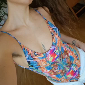 Body - Färgglad body, inga lappar. Går högt på höften. Baddräcktsmaterial