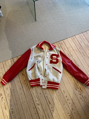 Second hand collage jacka - Jacka i bra skick! Storlek S/M