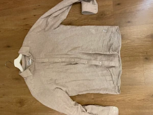 Linne skjorta - Långärmad Linné skjorta som säljs då jag inte använder den. Använt den en sommar bara och är fortfarande i topp skick.