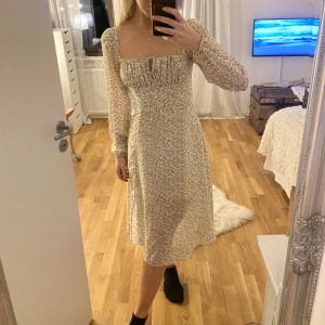 Adoore, Venice dress - Säljer nu min adoore klänning i modellen Venice dress, storlek 36, Sparsamt använd, kontakta för fler bilder💞 Frakt tillkommer  (Har fler adoore klänningar, kika mina andra annonser)