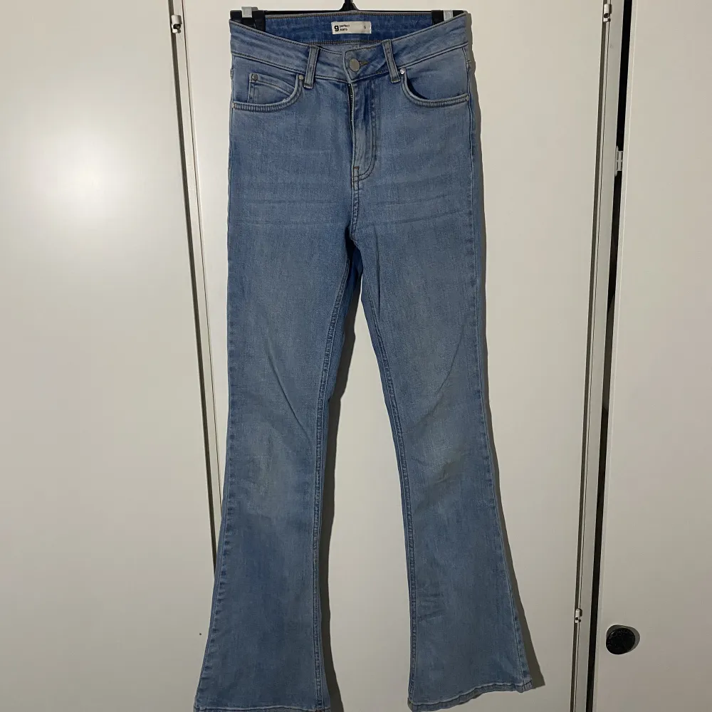Bootcut jeans ifrån gina tricot🤍 Säljer dem för att dem är försmå för mig.  Köpare står för frakten. . Jeans & Byxor.