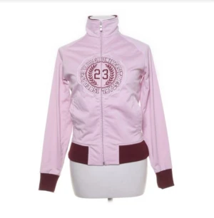 Rosa Polo sip up tröja - Rosa soc tröja väldigt bekväm och passar perfekt till ett par lågmidjade jeans 