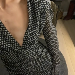 Klänning  - Helt oanvänd klänning från Zara i sånt fint mönster och tyg 
