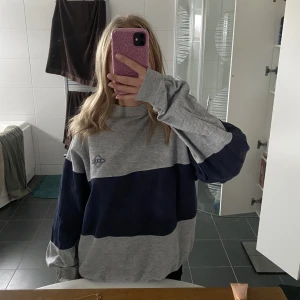 Vintage grå sweatshirt - Så snygg grå vintage sweatshirt som jag tycärr aldrig får användning för 💕står ingen storlek men tippar att den är mellan S-L, jag sjövl brukar ha S och den sitter oversize på mig 🥰