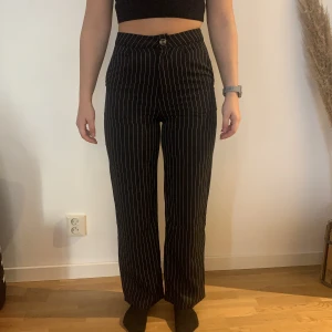 Kostymbyxor - Svarta kostymbyxor med vita ränder. Shein - aldrig använda pga lite för små enligt mig. Väldigt skönt material annars men ingen stretch.