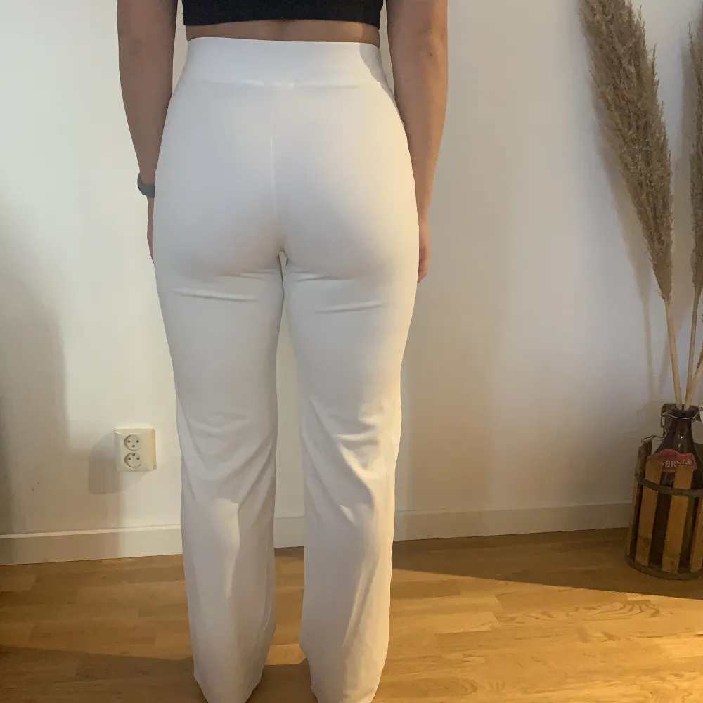 Vita byxor NLY TREND - strl. S Otroligt mjuka och sköna byxor som kan användas som både mjukis eller finbyxor. Endast använda en gång på ett white party. Nypris 299kr.. Jeans & Byxor.