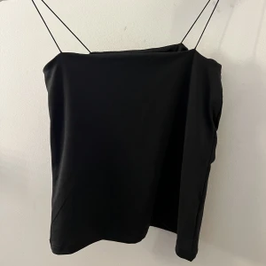 Svart satin topp - Fin satin topp från New yorker i storlek S. Använt ett fåtal gånger, bra skick.