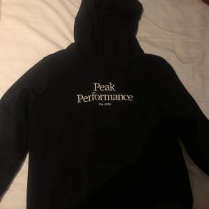 Säljer min oanvända peak performance hoodie då jag aldrig har använt den.  Köpt på kidsbrandstore !Såklart äkta! 🫶🫶