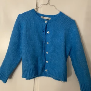 Kofta - Jättesöt kofta från zara, bara använt fåtal gånger. Fint skick🤍