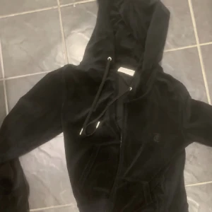 Juicy kofta - Svart juicy kofta i stl xs i gott skick kom pv för mer info. 