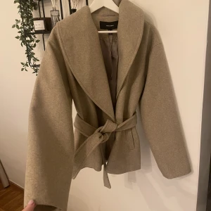 Kort kappa från Vero Moda - Har storlek L på bilden, är vanligtvis S i jackor för referens. 