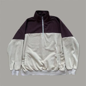 Brunbeige Långärmad polotröja blixtlås - En fin polotröja med blixtlås i fint skicka. Väldigt mysig och Oversized. Storlek S men skulle passar som L. För fler bilder eller mått kontakta mig 🦔