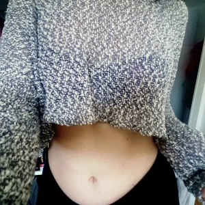 Magkort xs grå med huva - Popcorn liknande tröja, tunn, skön & följsam. Gråmelerad!