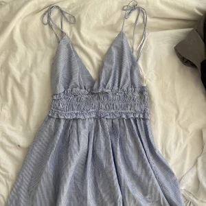 Zara klänning  - Säljer denna OANVÄNDA blå/vit randiga zara klänningen perfekt inför sommaren! -prislapp finns kvar. Om du har övriga frågor eller vill ha fler bilder är det bara att hmu! Jag är 165 och bär S-M för referens. Betalning med swish & köparen står för frakt. 