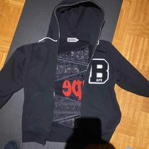 Säljer min fina bape hoodie då en inte används längre. Superbra skick och super skön. Bra material alltså inte fake. Skriv för mer frågor 😊