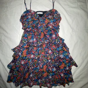 Klänning  - superfint skick, knappt använd  Storlek XL men passar även M🤍