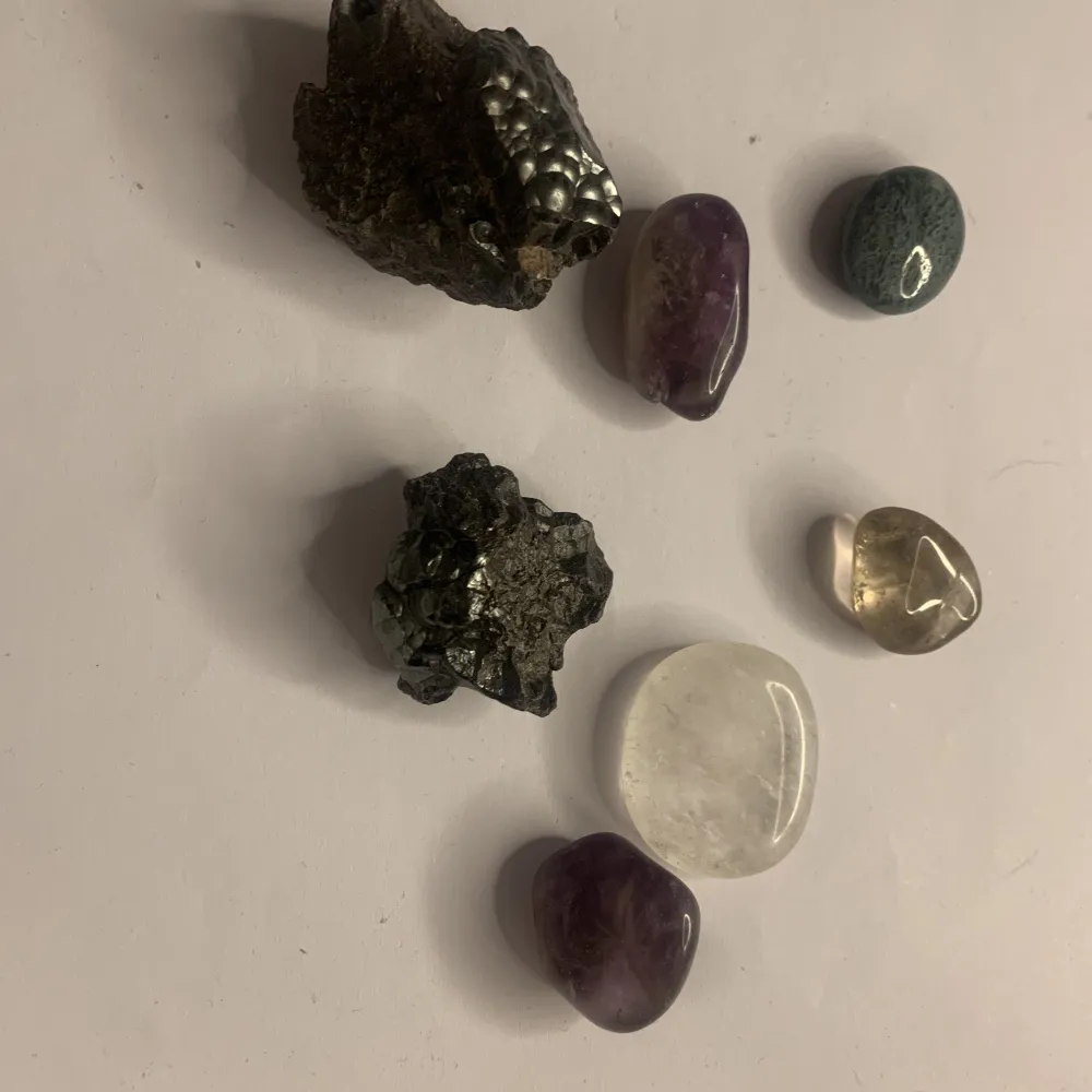 Två rå hematit(den stora 40kr, den lilla 30kr), två ametist(15kr st), en clear quartz (15kr), en tigeröga(5kr), en oklar(5kr). Alla för 100kr. Övrigt.