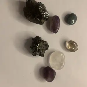Två rå hematit(den stora 40kr, den lilla 30kr), två ametist(15kr st), en clear quartz (15kr), en tigeröga(5kr), en oklar(5kr). Alla för 100kr