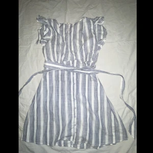 Klänning  - fin klänning knappt använd. 