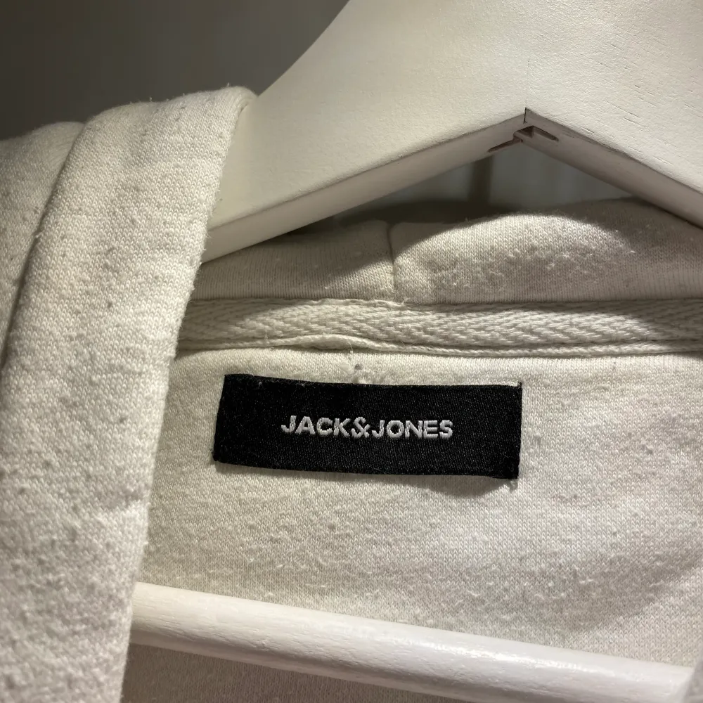Vit hoodie från Jack and Jones i storlek L, vill bli av med så fort som möjligt så pris går att diskutera, köparen står för frakt. Hoodies.
