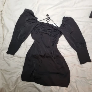 Festklänning - Helt ny klänning från H&M. Superfin o perfekt till fest eller annat uppklätt😍 Snörning i ryggen. Strl 36. Köparen står för frakt. #festklänning #klänning