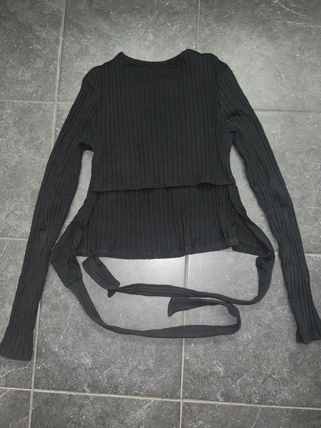 Svart topp med öppen rygg - 90