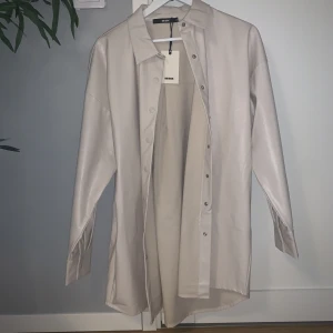Skinn jacka - Bikbok skinnjacka beige, strl M Aldrig använd (lapp kvar) Nypris 599kr