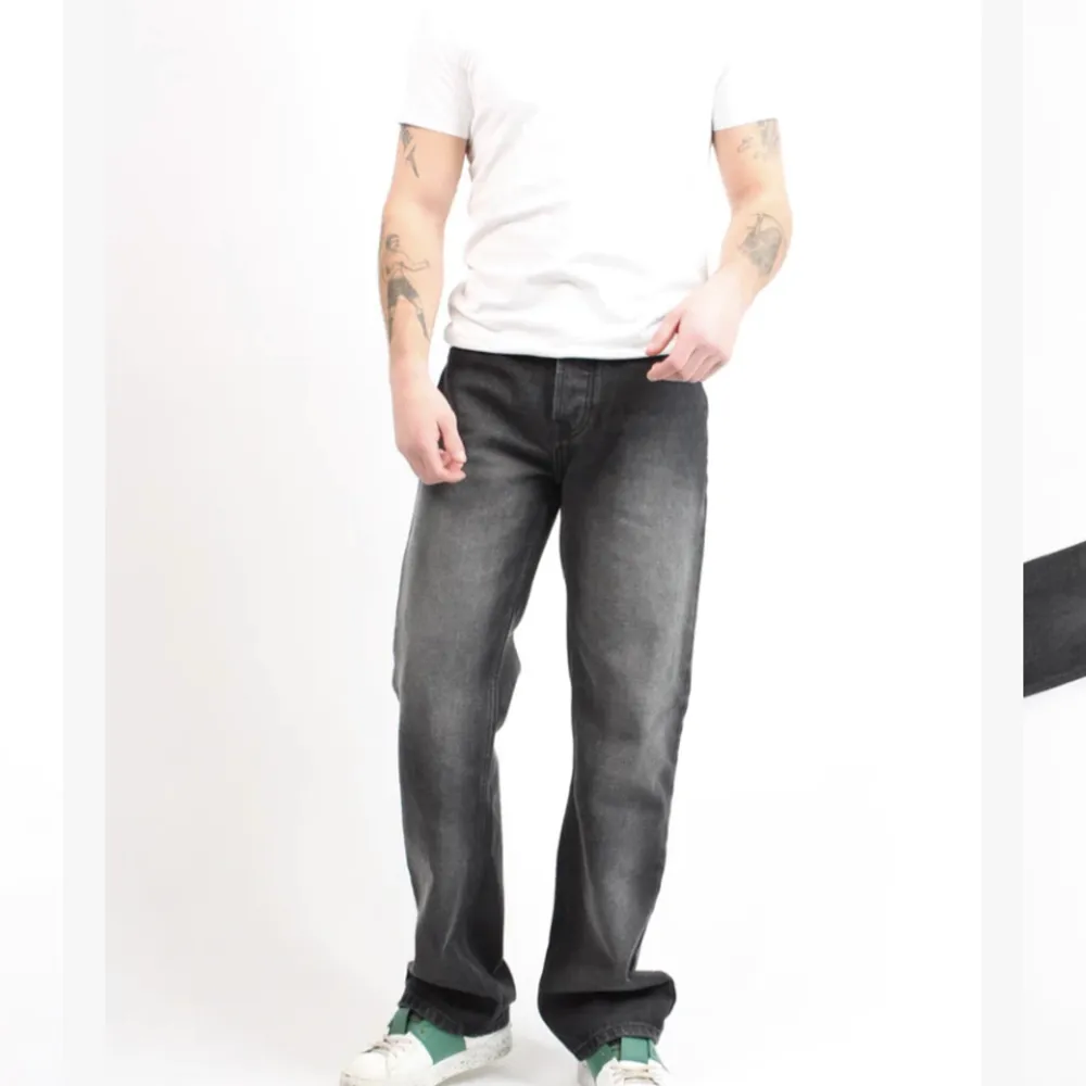 Sprillans nya svarta Monten jeans med en snygg fade i storlek 34. Nypris 1000kr. De har en baggy passform. . Jeans & Byxor.