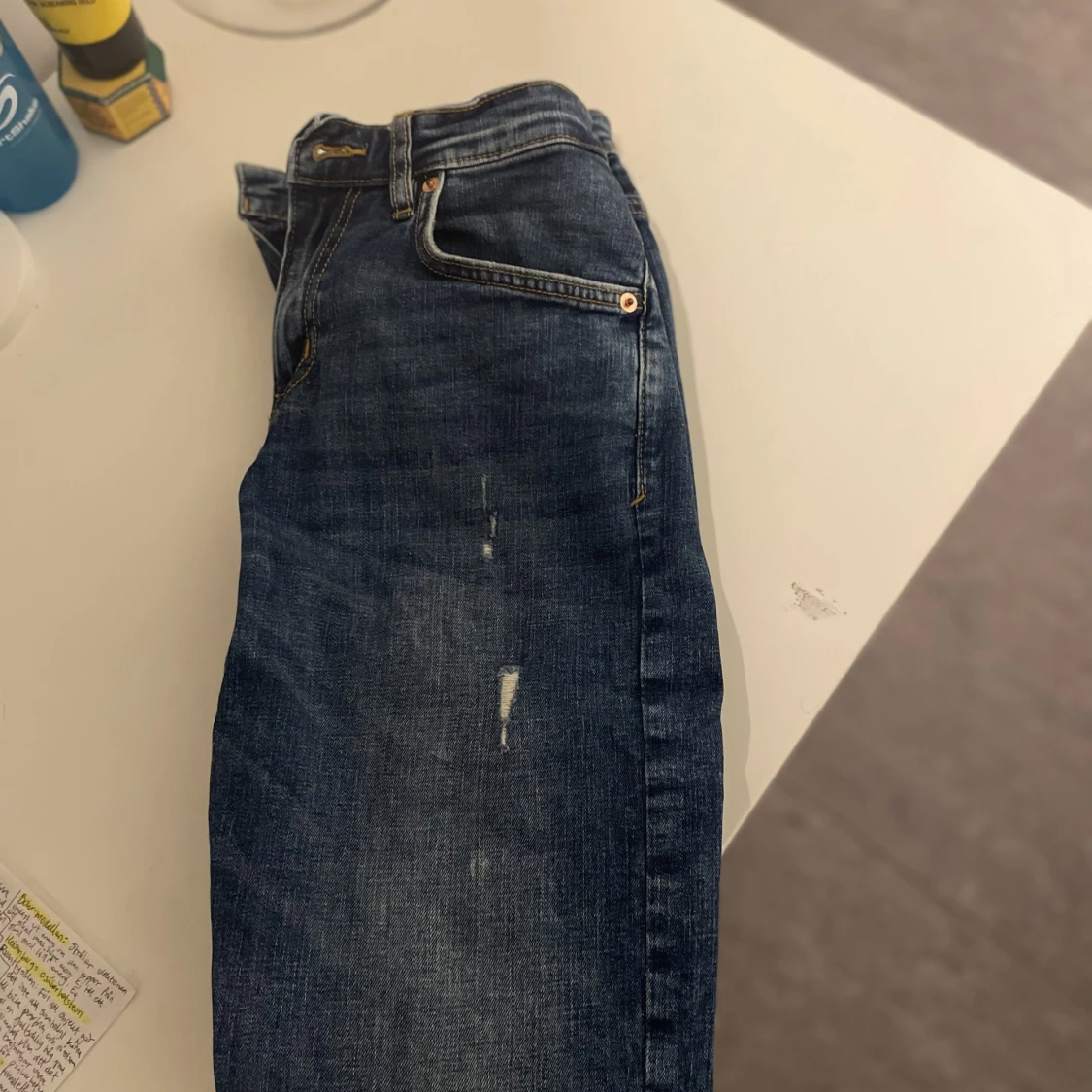 Jeans med slitningar  - 90