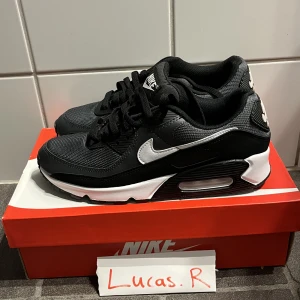 Stl. 42 - Air Max 90 ”Iron Grey” - Air Max 90 ”Iron Grey”  Ds, all OG. Kvitto finns från footlocker  Om frakt önskas så står köpare för det!