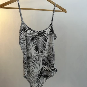 Body Boohoo - Jätte söt body från Boohoo Aldrig använd  Strl xs 💞