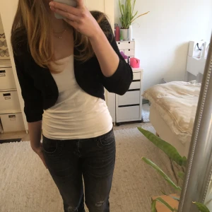 Svart bolero  - Superfin svart bolero/kofta från stockhlm😍 storlek L men passar mig som annars har S-M, säljer då jag har en liknande💗