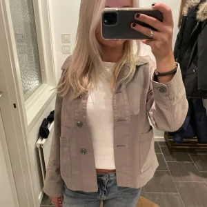 Tunn vårjacka - Tunn vårjacka/kappa. Ljusgrön/grå färg. Superfin💫💫 Köpt i Australien för ca 1000kr