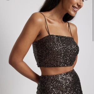 Glitter topp - Säljer brun glittertopp från nakd då det är försent att returnera. Endast testad, lappen sitter kvar. stl S. Mitt pris 200kr. Nypris 349kr. Fraktavgift tillkommer 🤎