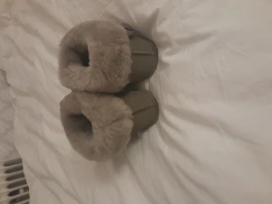 Tofflor - Säljer dessa nya tofflor då storleken inte passade för mig. Köpte dom för 399kr men säljer för 300+frakt! Det är äkta fårskinn och är perfekt nu på vintern för att hålla sig varm! Såklart kan jag skicka dessa men kan även mötas upp i centrala hudiksvall💕