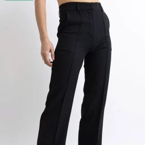 Madlady Kostymbyxor  - Säljer mina kostymbyxor från madlady pga att jag inte använder dom. Köpte kostymbyxorna här på Plick och skulle säga att dom är i rätt så bra skick. Byxorna är i storlek W36/L32, säljer för 200kr❤️‍🔥❤️‍🔥