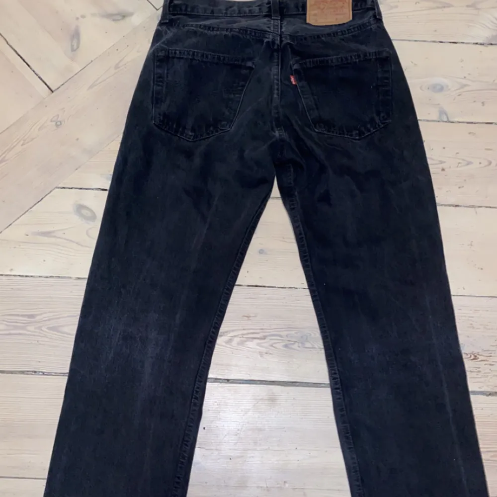 501 Levis byxor vintage  W 30 L 32 En blandning mellan ljusgrå och mörkgrå färg  Sällsynta levis jeans köpta för ca 1000 kr på en vintage store. Jeans & Byxor.